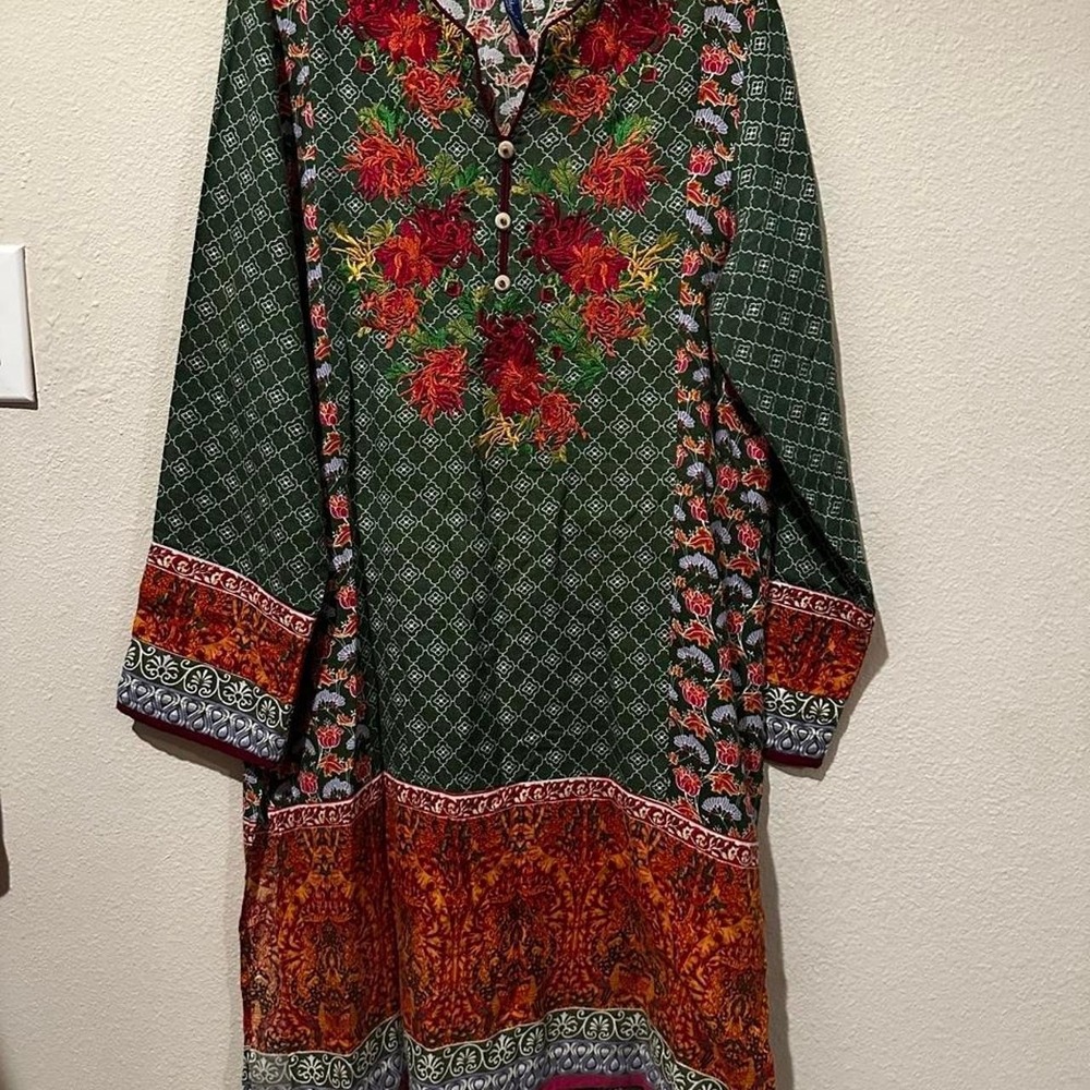 Ehrie's by Adrienne's Green floral embroidered tunic Size Med